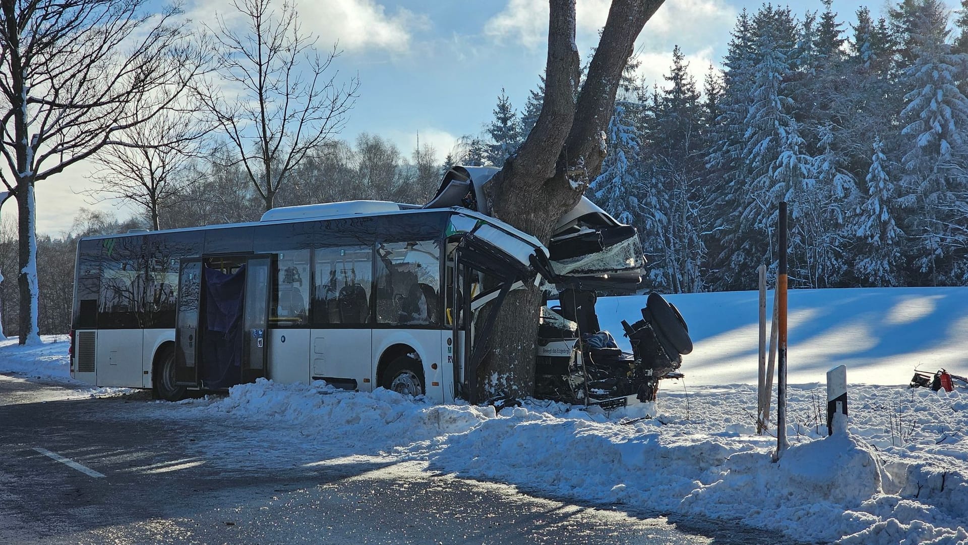 Schulbusunfall im Erzgebirge Schulbusunfall im Erzgebirge