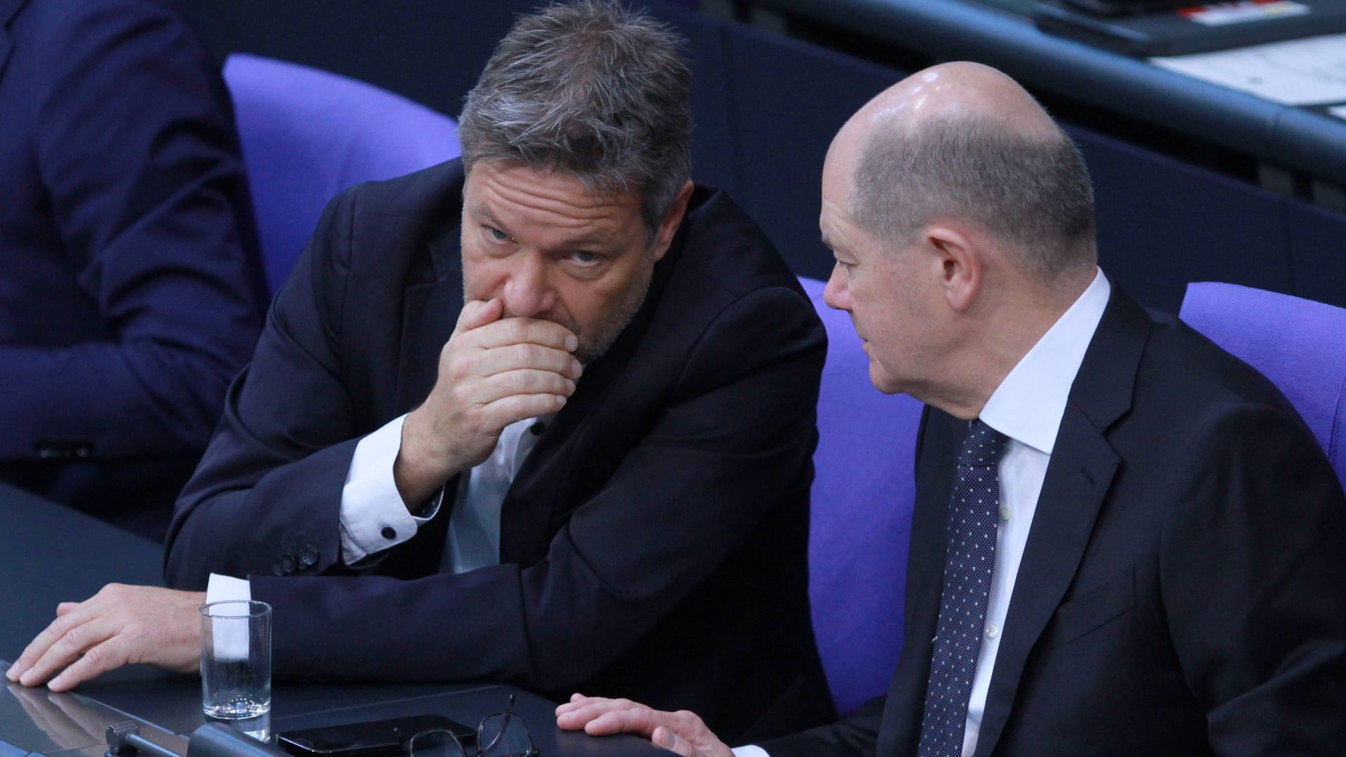 Bundeswirtschaftsminister Robert Habeck (l) und Bundeskanzler Olaf Scholz (r): Die Ampel büßt erneut Stimmen ein.