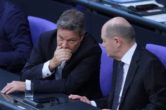 Bundeswirtschaftsminister Robert Habeck (l) und Bundeskanzler Olaf Scholz (r): Die Ampel büßt erneut Stimmen ein.