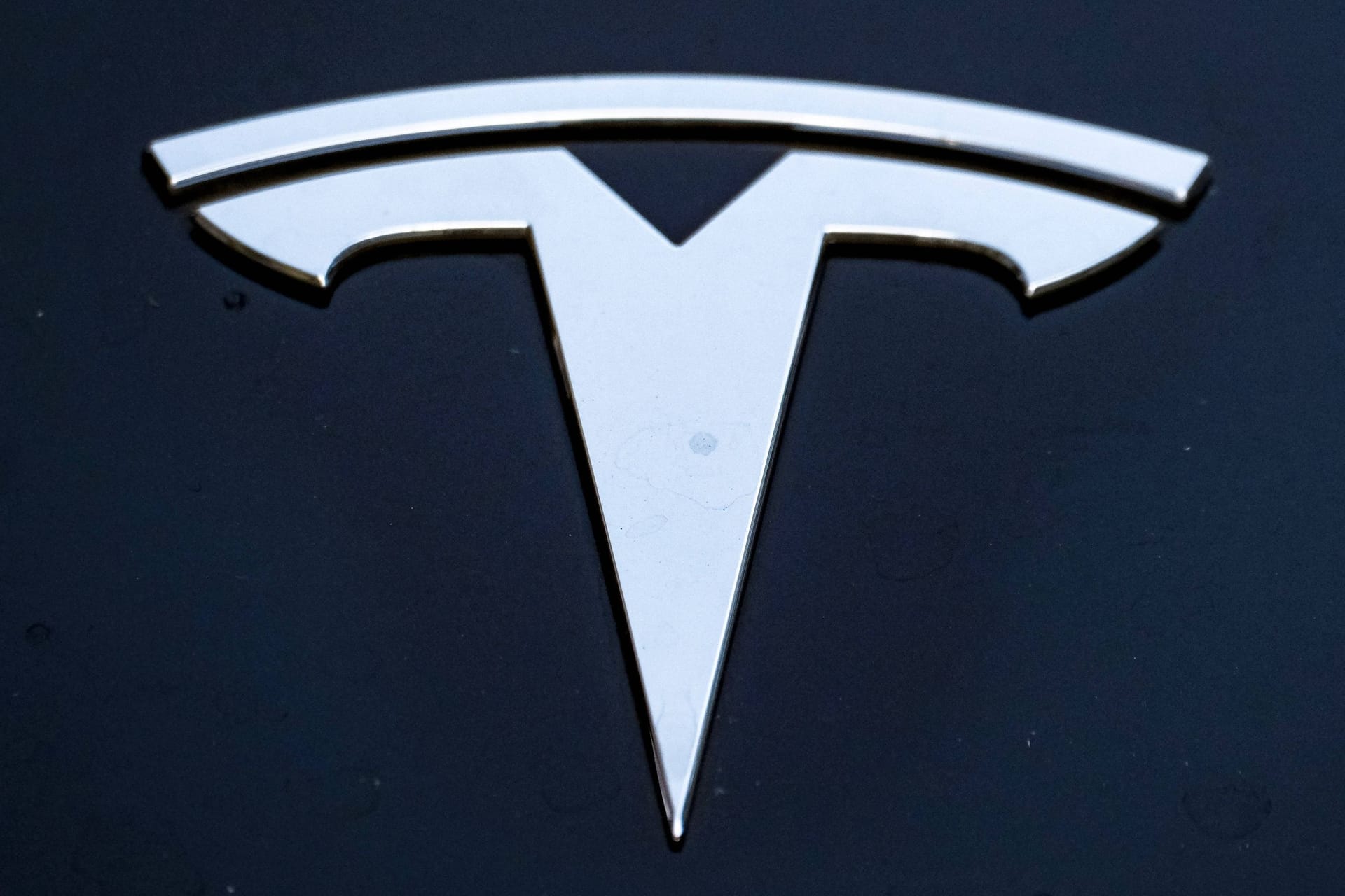 Tesla lenkt ein: Nach einer Auseinandersetzung mit der US-Verkehrssicherheitsbehörde NHTSA will der Hersteller rund zwei Millionen Autos ausbessern.