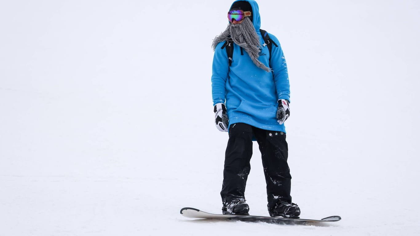 Snowboarder in Fahrt: Für Snowboarder gibt es spezielle Boards, mit denen sie auf Touren gehen können.