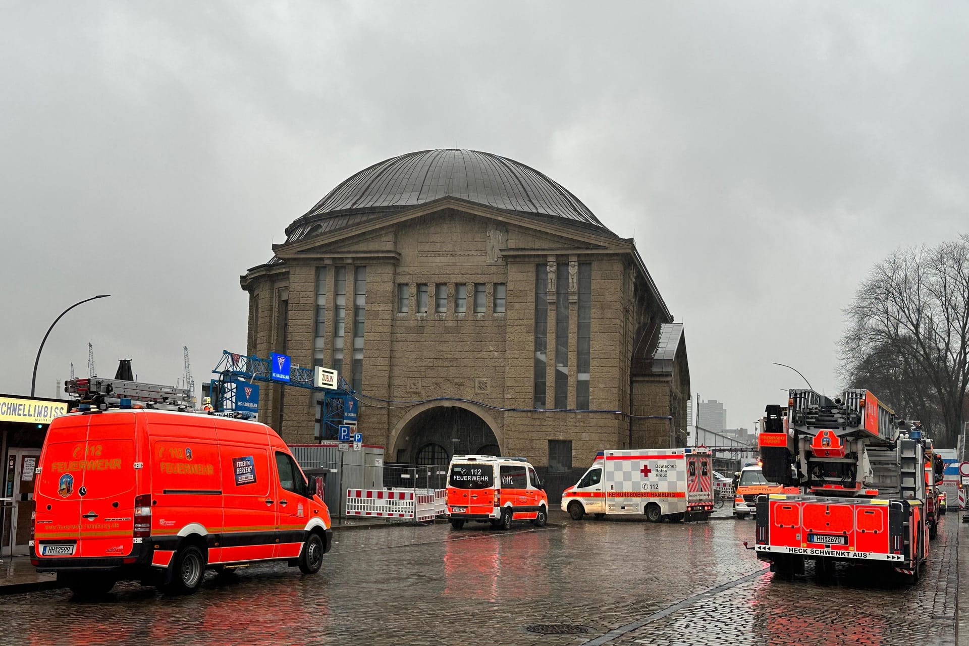 Einsatzfahrzeuge stehen am Nordeingang des Alten Elbtunnels an den Landungsbrücken: In der Weströhre kam es zu einem Arbeitsunfall.