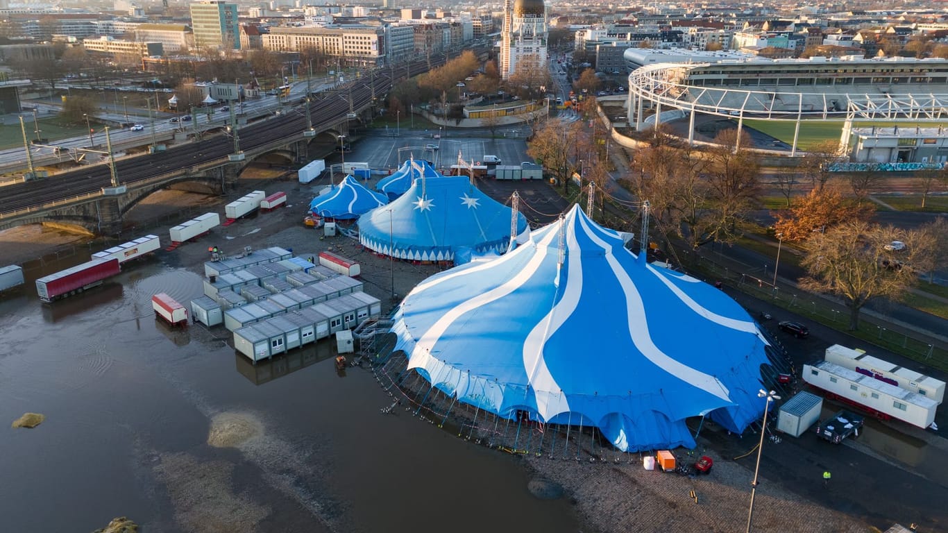 Dresden: Das Hochwasser der Elbe nähert sich den Zelten des Weihnachts-Circus im Sportpark Ostra.