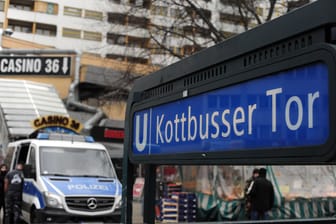 Ein Polizeiwagen am Kottbusser Tor (Archivbild): Am U-Bahnhof ist ein Mann attackiert worden.