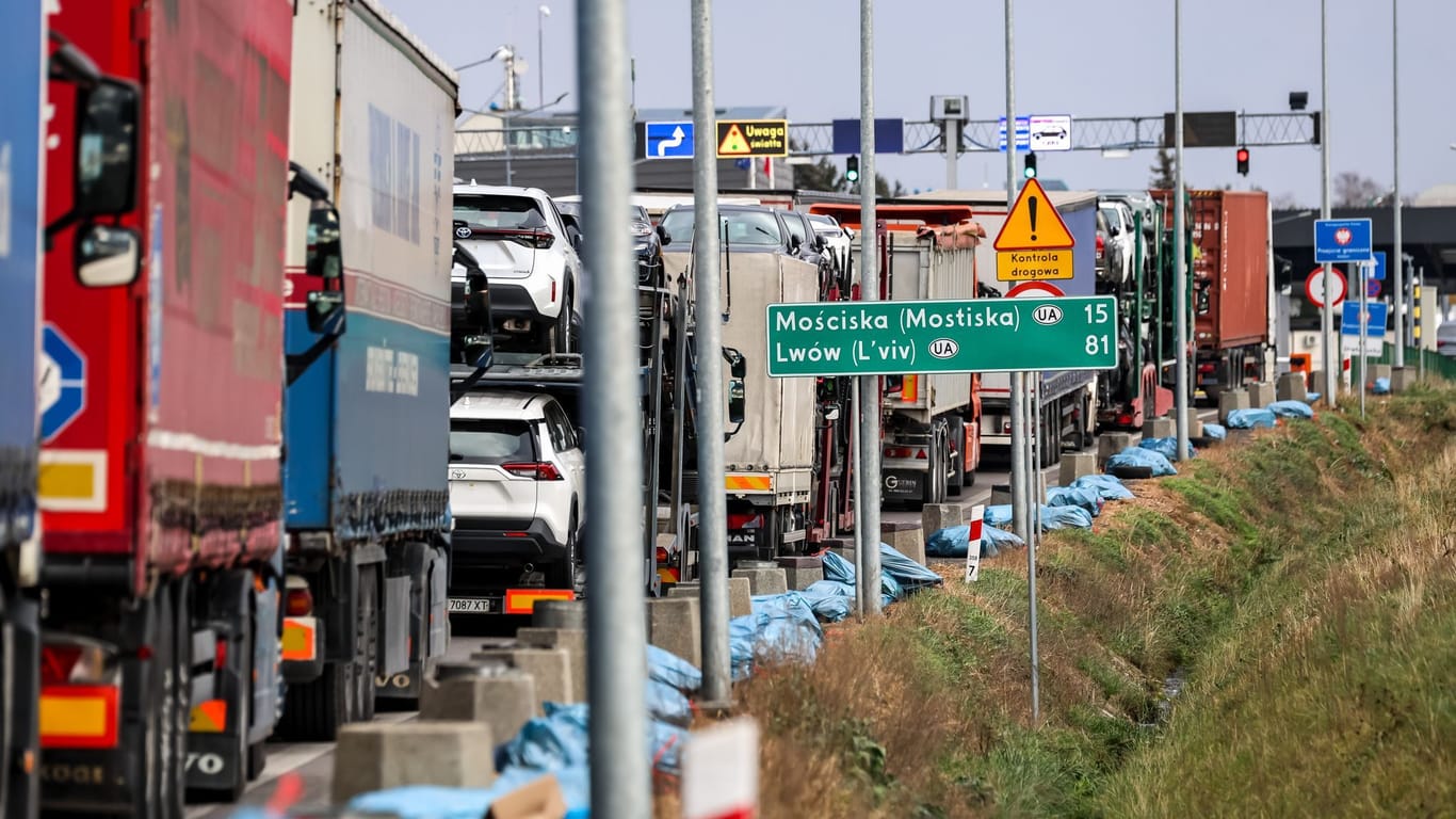 Lastwagen an der Grenze zur Ukraine (Archivbild): Die ukrainischen Fahrer müssen teils Tage lang ausharren, bevor sie über die Grenze kommen.