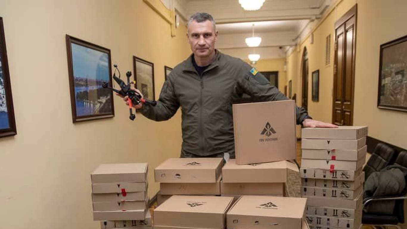 Vitali Klitschko zeigt die Drohnen, die er mit seinem Bruder erworben hat und die an die Front geliefrt werden sollen.