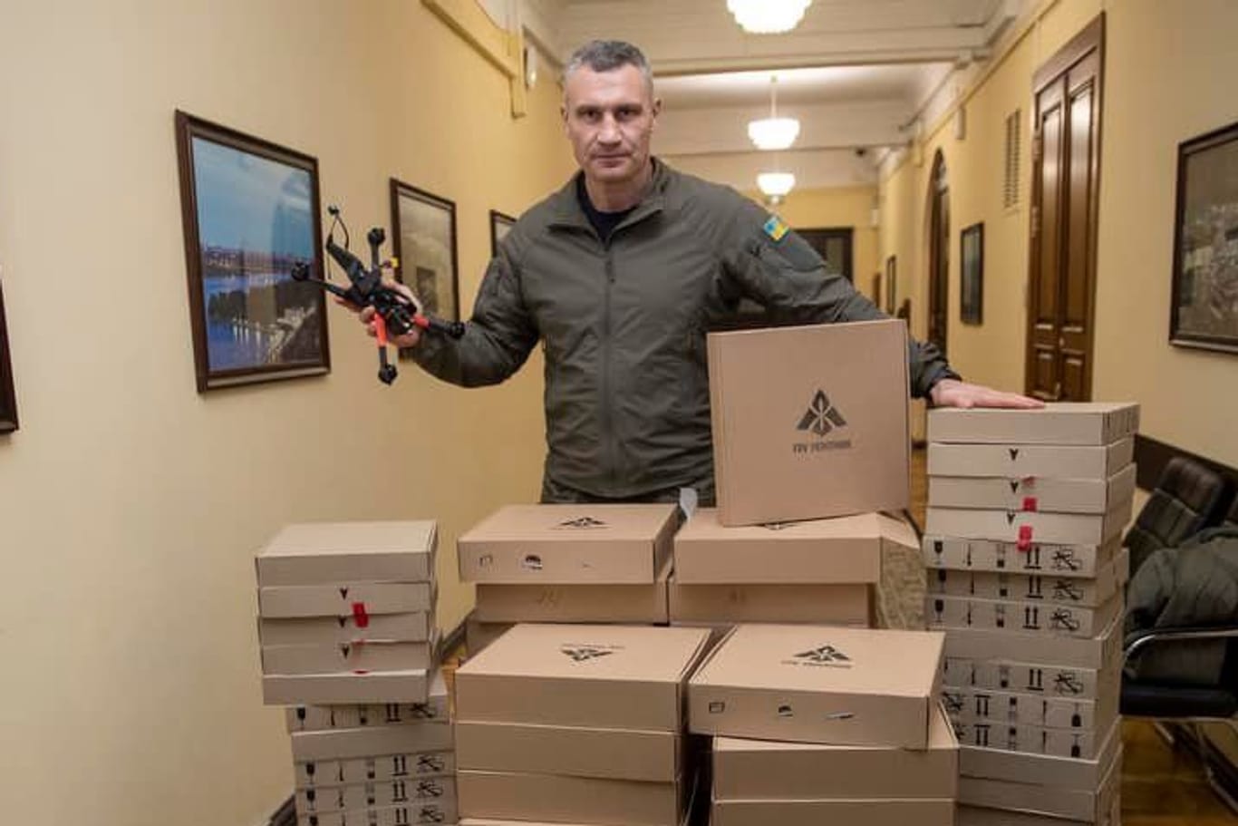 Vitali Klitschko zeigt die Drohnen, die er mit seinem Bruder erworben hat und die an die Front geliefrt werden sollen.