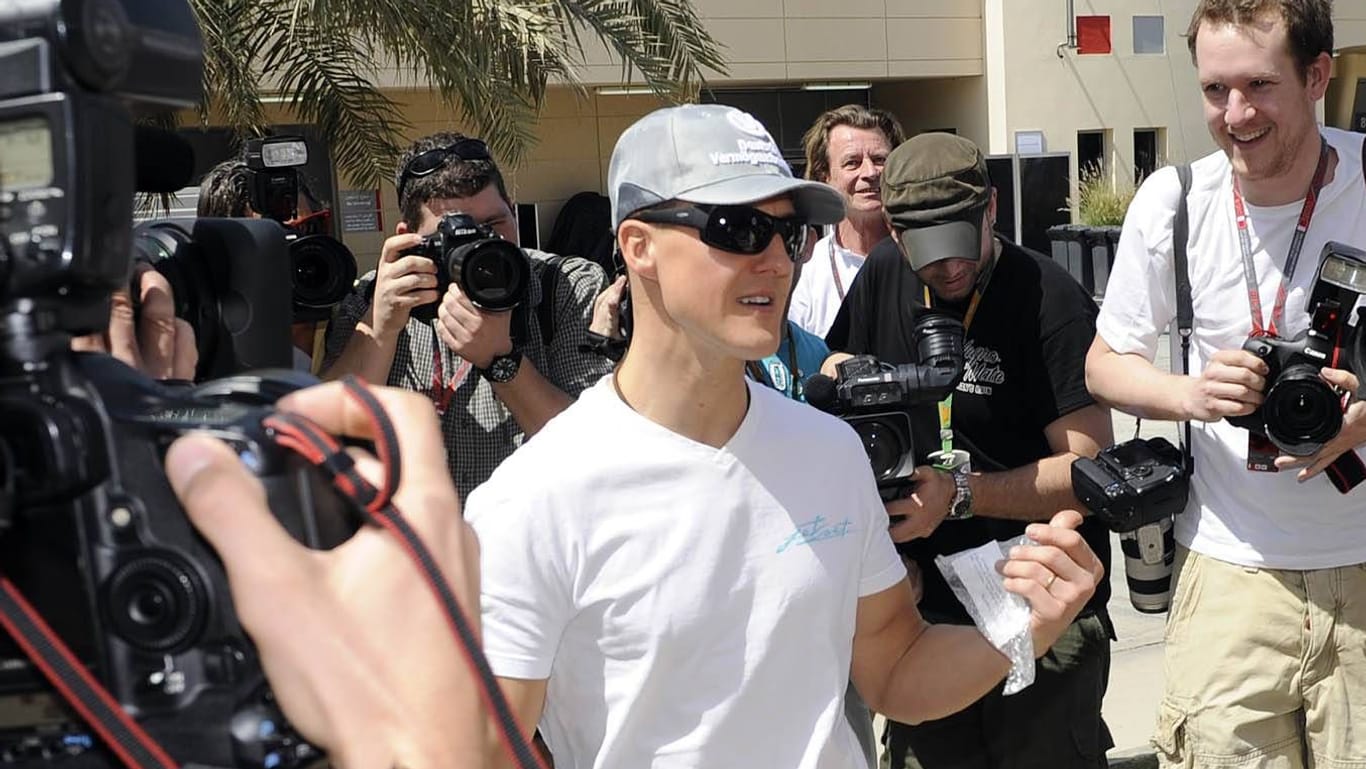 Im Mittelpunkt des Interesses: Michael Schumacher umringt von Fotografen im Jahr 2010.