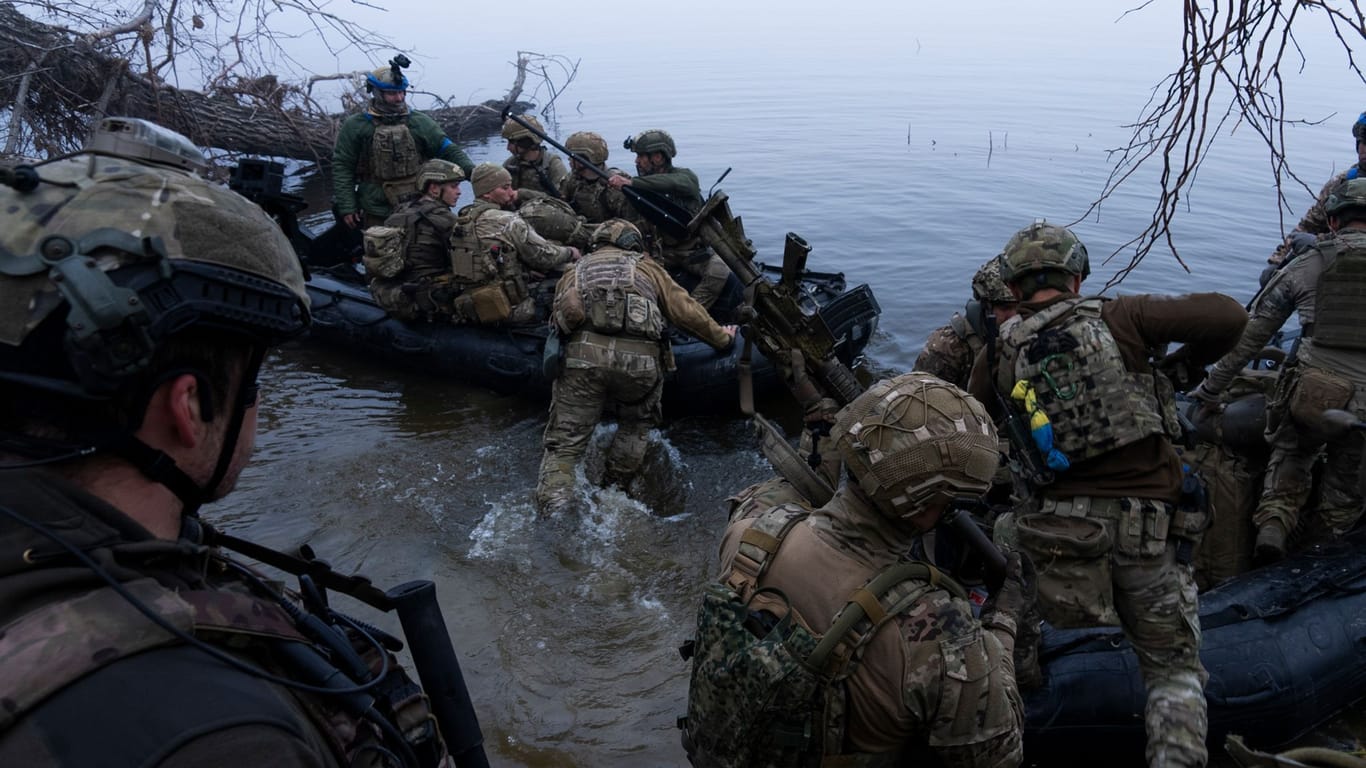 Ukrainische Soldaten operieren am Fluss Dnipro im Oblast Cherson: Unter hohen Verlusten versucht die Ukraine offenbar die Brückenköpfe am östlichen Ufer des Flusses zu halten.