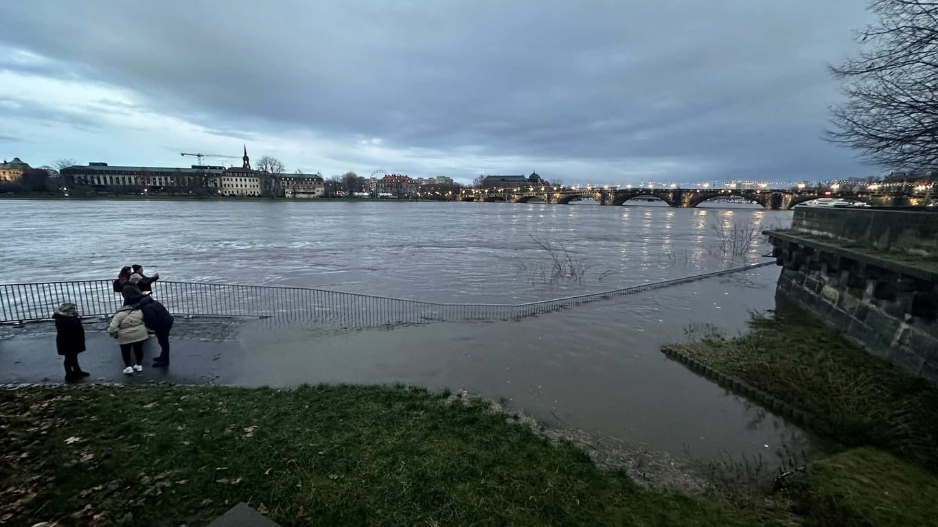 Dresden: Trotz einer Ansage der Stadt Dresden kommen Schaulustige an die Elbe, um sich das Hochwasser aus nächster Nähe anzusehen.