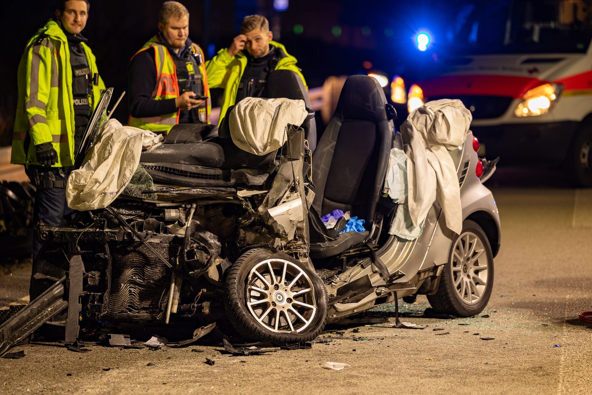 Am späten Mittwochabend des 28. Dezember 2023 ereignete sich auf der Autobahn A3 nahe des Frankfurter Flughafens ein schwerer Verkehrsunfall zwischen einem Smart und einem Land Rover. Der Smart-Fahrer war im Fahrzeug schwer eingeklemmt und musste durch eine aufwändige Rettungsaktion der Feuerwehr befreit werden. Der Fahrer des Land Rovers erlitt leichte Verletzungen. Polizeikräfte mussten zudem gegen Schaulustige vorgehen, die versuchten, zur Unfallstelle zu gelangen. Die Unfallursache ist bislang ungeklärt, die A3 war zeitweise vollständig gesperrt.