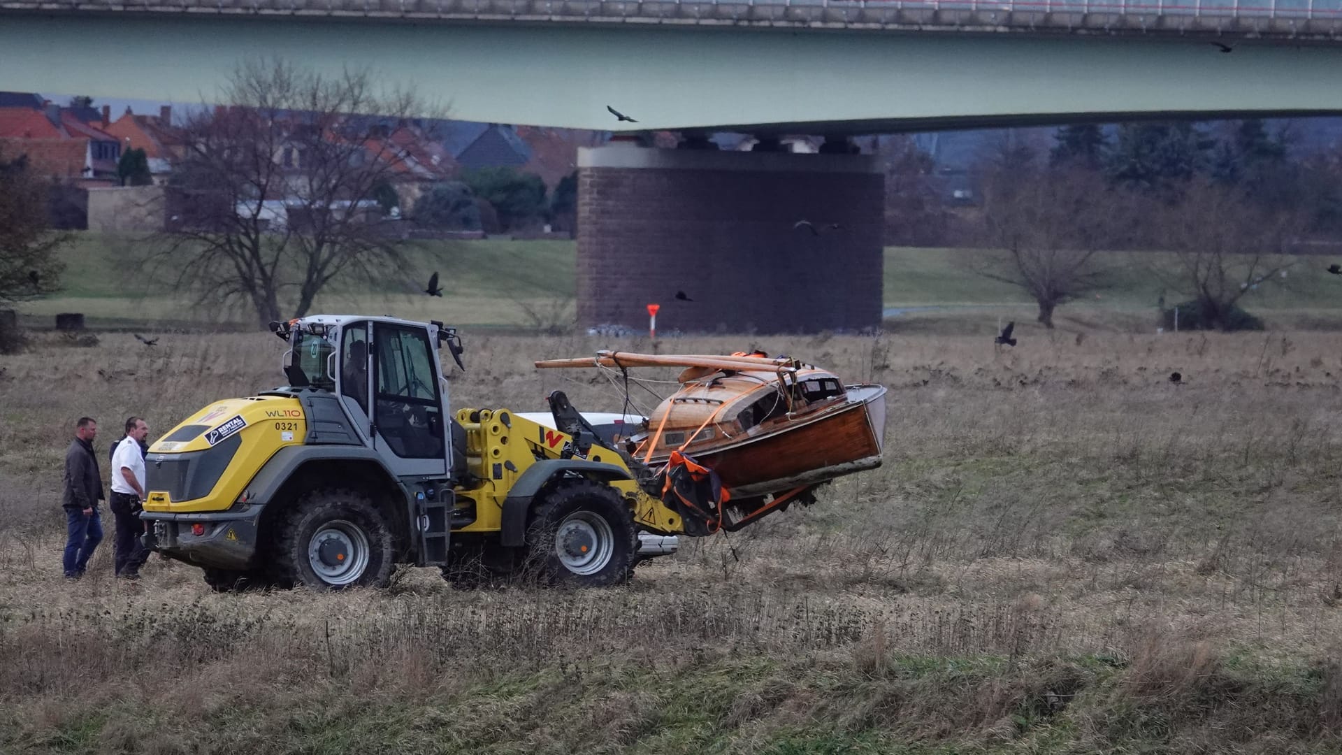 Das Segelboot wird aus der Elbe geborgen: Mittlerweile wurde die stundenlange Suche von Wasserschutzpolizei und Feuerwehr abgebrochen.