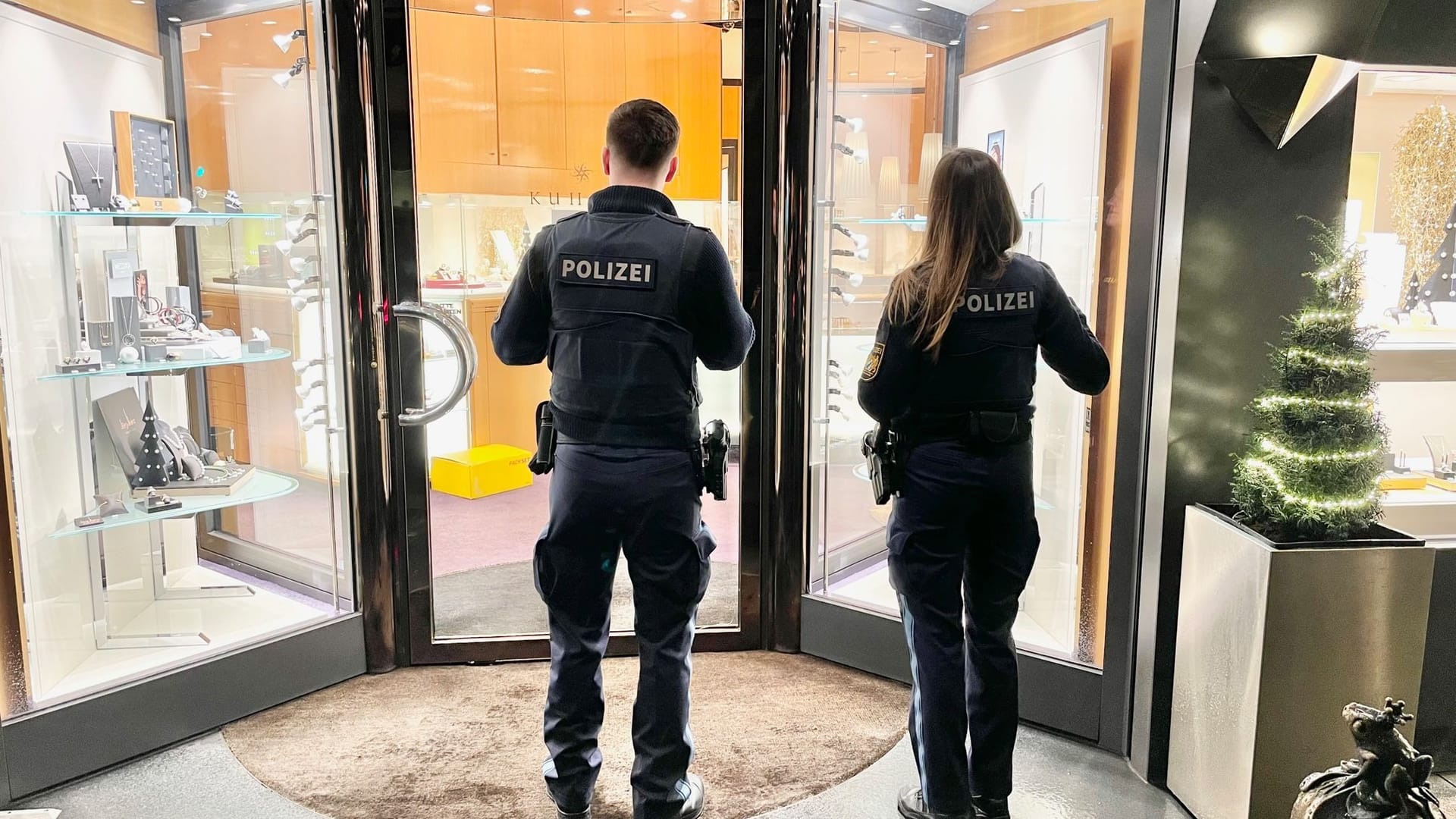 Dieser Juwelier in Fürth wurde Opfer eines Raubüberfalls: Die Polizei ist im Großeinsatz.