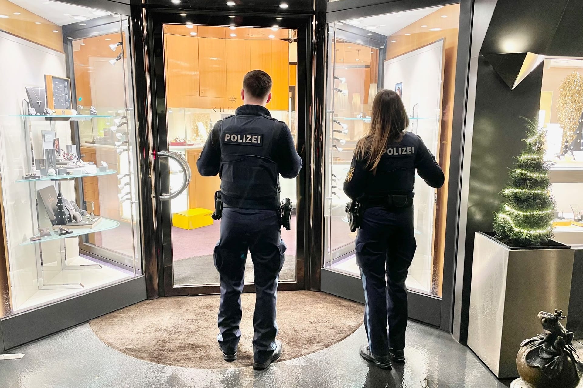 Dieser Juwelier in Fürth wurde Opfer eines Raubüberfalls: Die Polizei ist im Großeinsatz. Dieser Juwelier in Fürth wurde Opfer eines Raubüberfalls: Die Polizei ist im Großeinsatz.