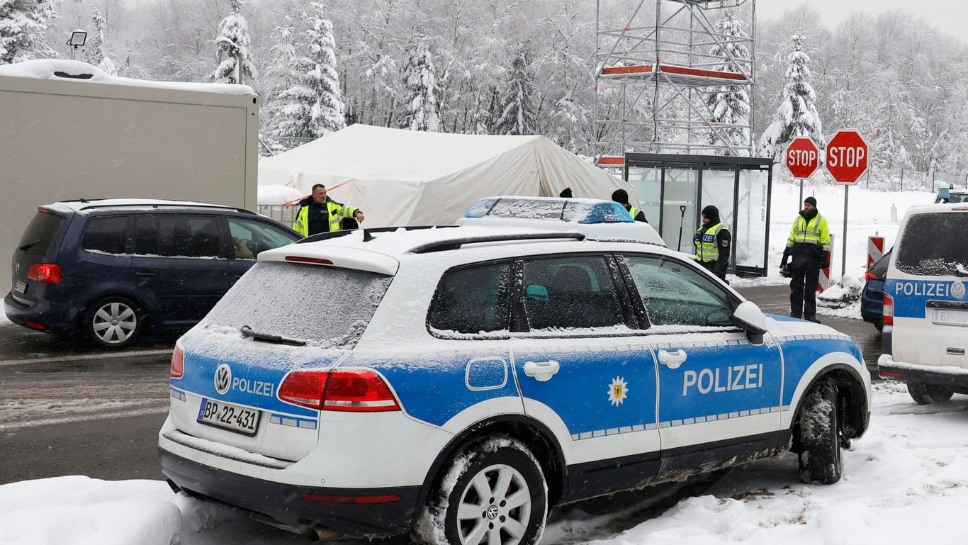 Kontrolle am Grenzübergang nach Tschechien: Aktuell liefern sich die Schleuserorganisationen untereinander heftige Konkurrenzkämpfe, erklärt die Polizei.