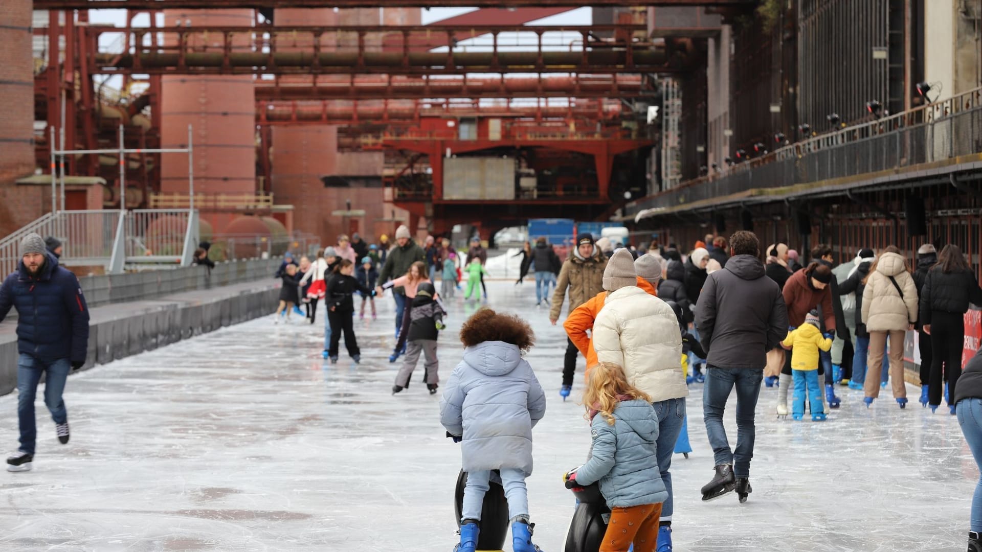 Zollverein startet in neue Eisbahnsaison Zollverein startet in neue Eisbahnsaison