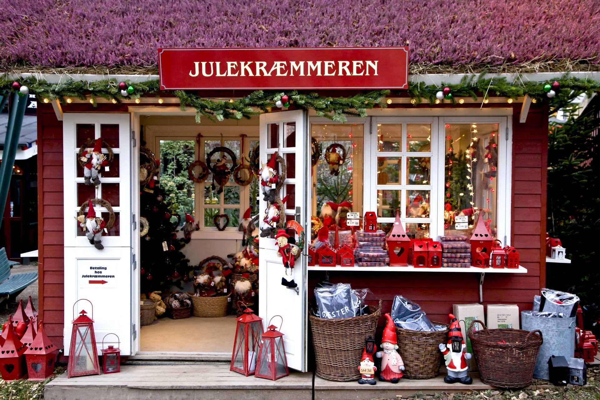 Dänischer Weihnachtsstand (Symbolbild): Auch in Leverkusen sind die Stände im typisch skandinavischen Rot gestrichen.