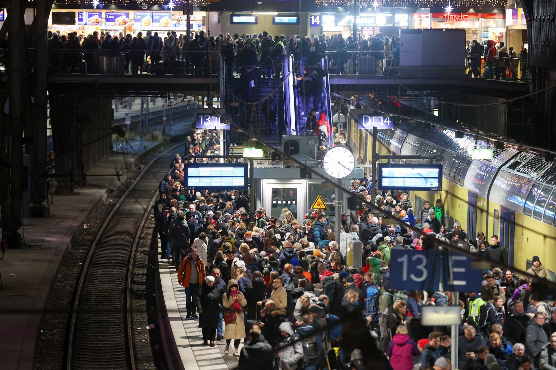 Zahlreiche Reisende warten auf einem vollem Bahnsteig am Hauptbahnhof auf ihren Zug.