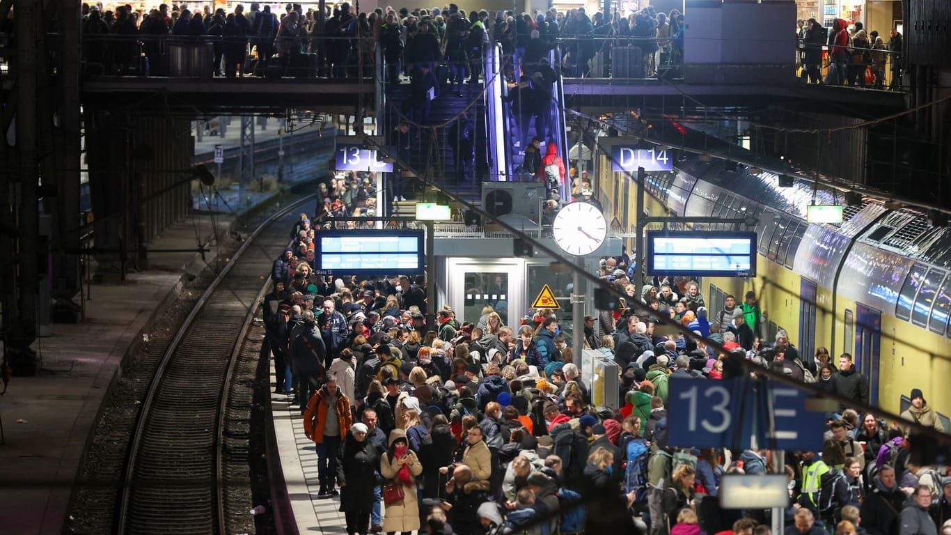 Zahlreiche Reisende warten auf einem vollem Bahnsteig am Hauptbahnhof auf ihren Zug.