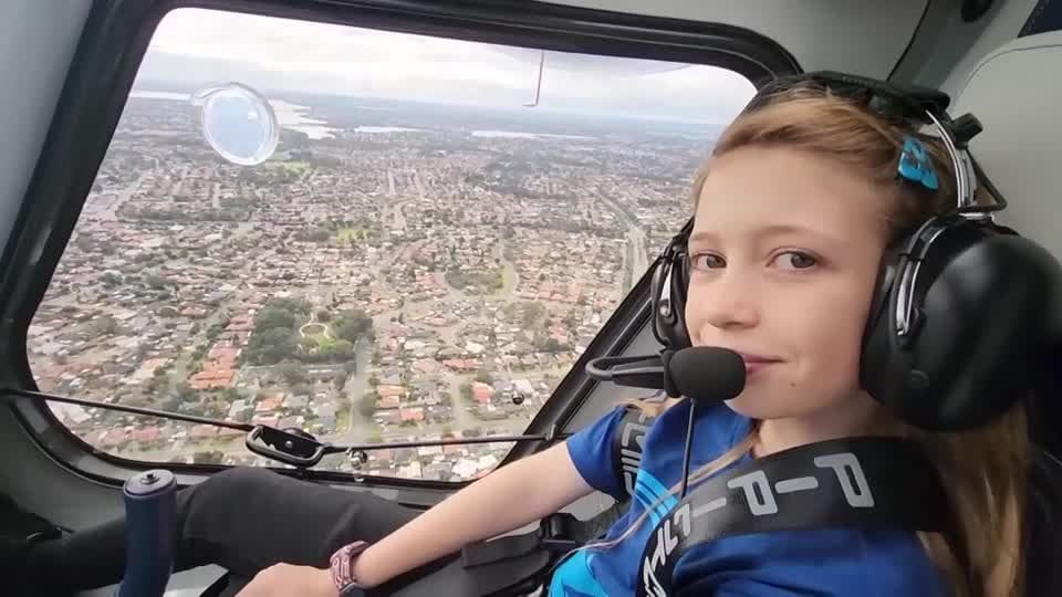 ZEHNJAEHRIGE-PILOTIN/E-FLUGZEUG