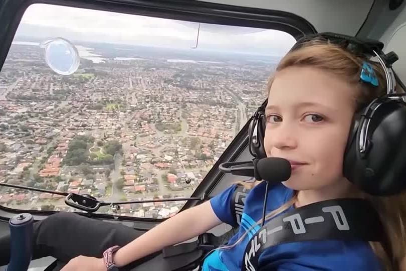 ZEHNJAEHRIGE-PILOTIN/E-FLUGZEUG