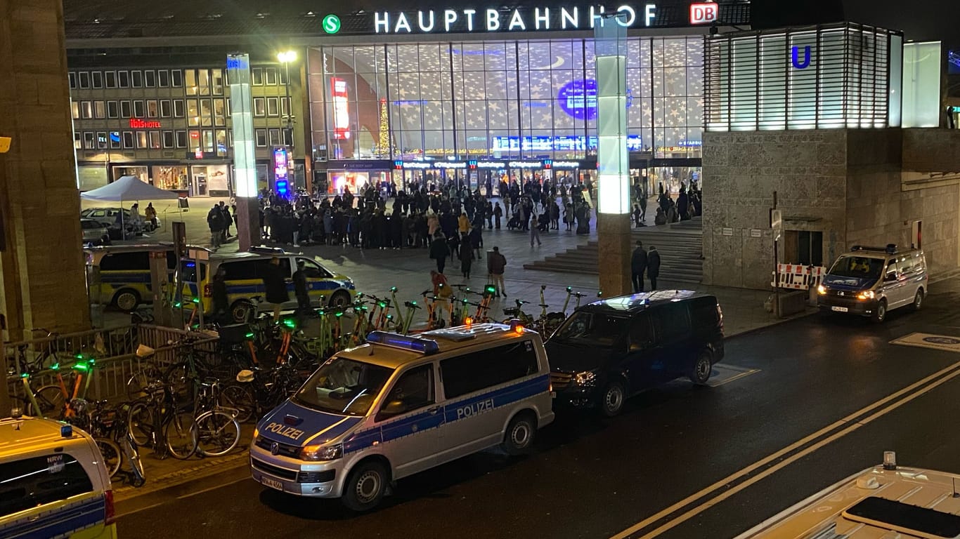 Rund um den Kölner Hauptbahnhof und den Dom stehen mehrere Polizeiwagen und Einsatzkräfte.