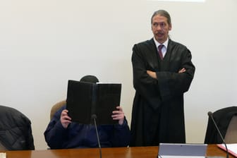 Kölner Landgericht: Der Angeklagte Sven K. sitzt neben seinem Anwalt.