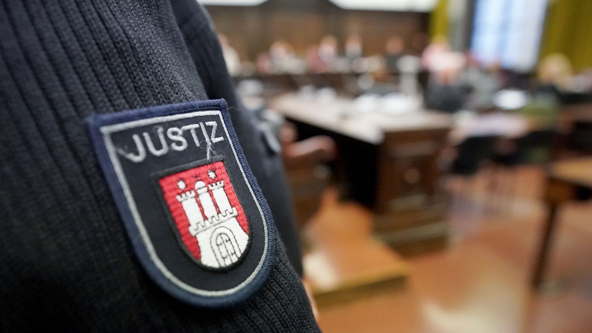Eine Justizbeamtin steht im Hamburger Strafjustizgebäude (Symbolfoto): Der Angeklagte ist laut Gericht nur bedingt schuldfähig gewesen. Eine Justizbeamtin steht im Hamburger Strafjustizgebäude (Symbolfoto): Der Angeklagte ist laut Gericht nur bedingt schuldfähig gewesen.
