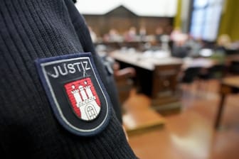 Eine Justizbeamtin steht im Hamburger Strafjustizgebäude (Symbolfoto): Der Angeklagte ist laut Gericht nur bedingt schuldfähig gewesen.