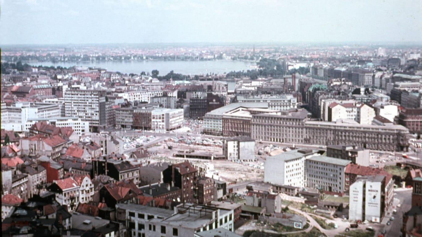 Historische Aufnahmen von Hamburg: Im Hintergrund ist die Binnenalster zu sehen.