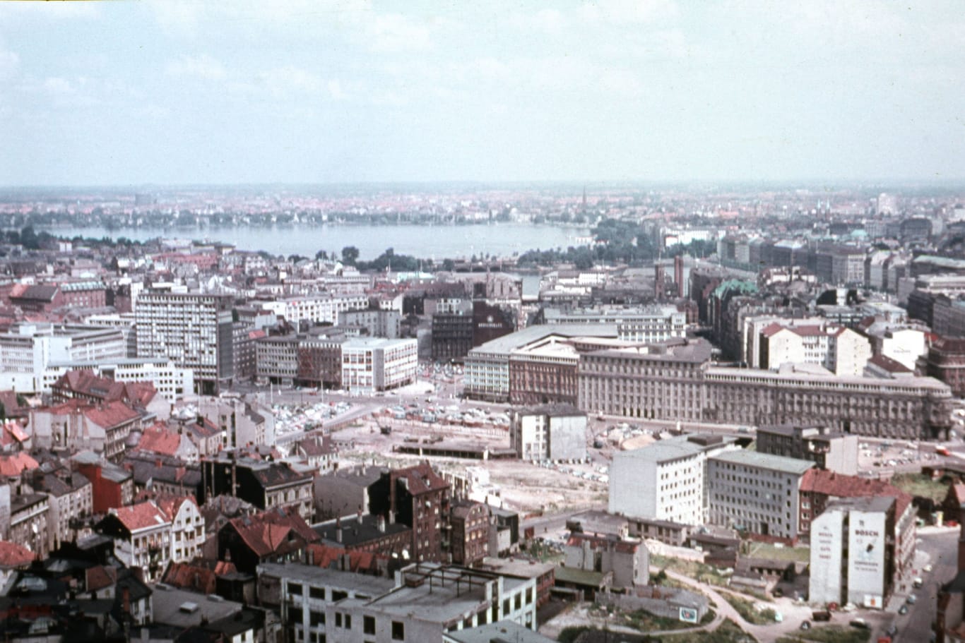 Historische Aufnahmen von Hamburg: Im Hintergrund ist die Binnenalster zu sehen.