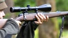 Jäger im Wald (Symbolbild): Bei einer Jagd in Spanien wurde eine Frau getötet.