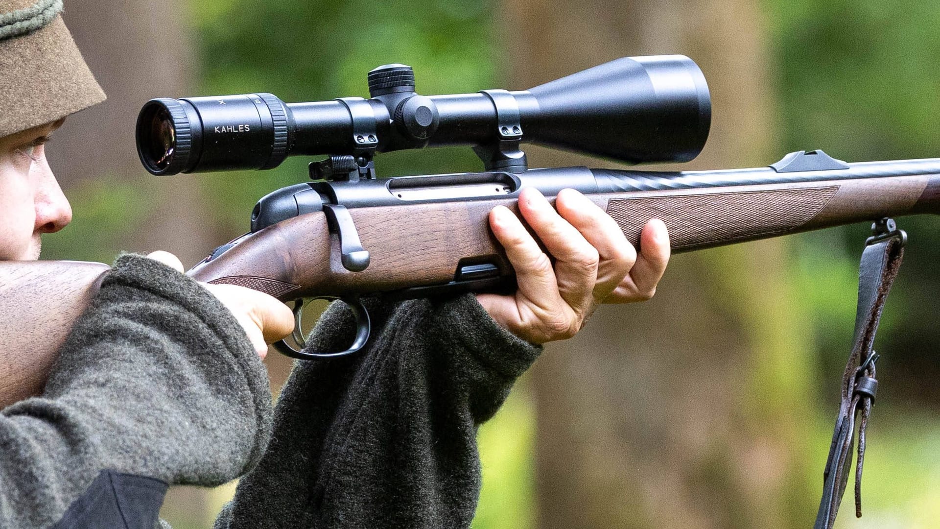 Jäger im Wald (Symbolbild): Bei einer Jagd in Spanien wurde eine Frau getötet. Jäger im Wald (Symbolbild): Bei einer Jagd in Spanien wurde eine Frau getötet.
