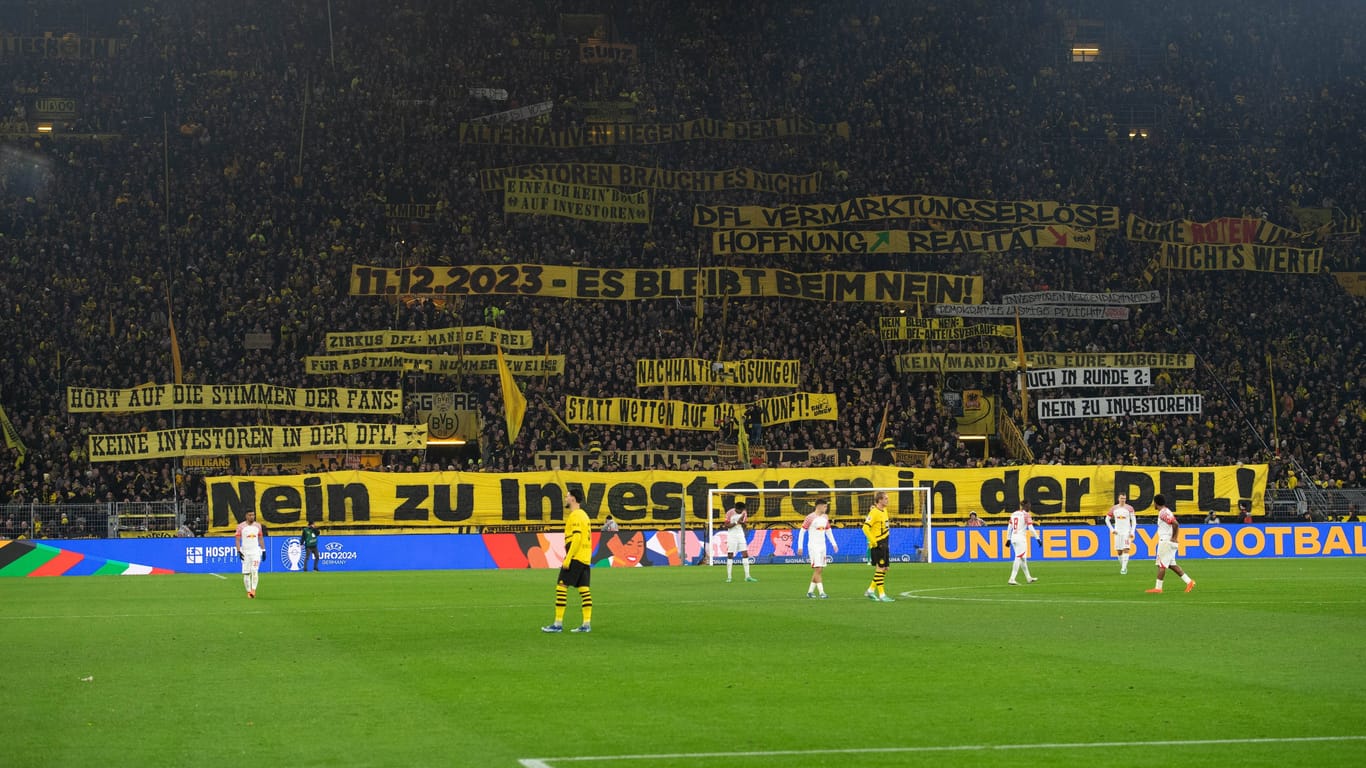 Dortmunds Anhänger auf der Südtribüne protestierten am Samstag gegen den Einstieg.