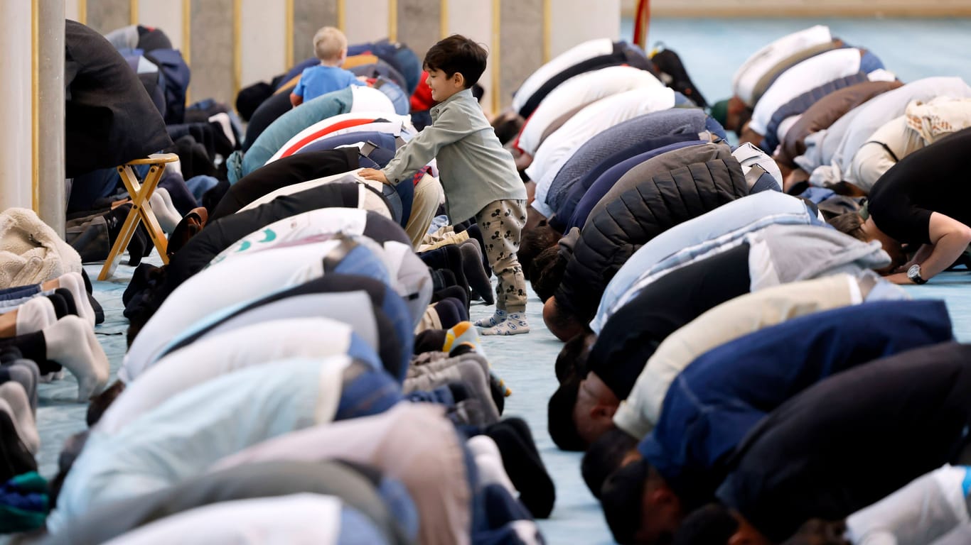 Muslime beten in der Ditib-Zentralmoschee in Köln-Ehrenfeld (Archivbild): Künftig soll die Türkei keine Imame mehr nach Deutschland entsenden.