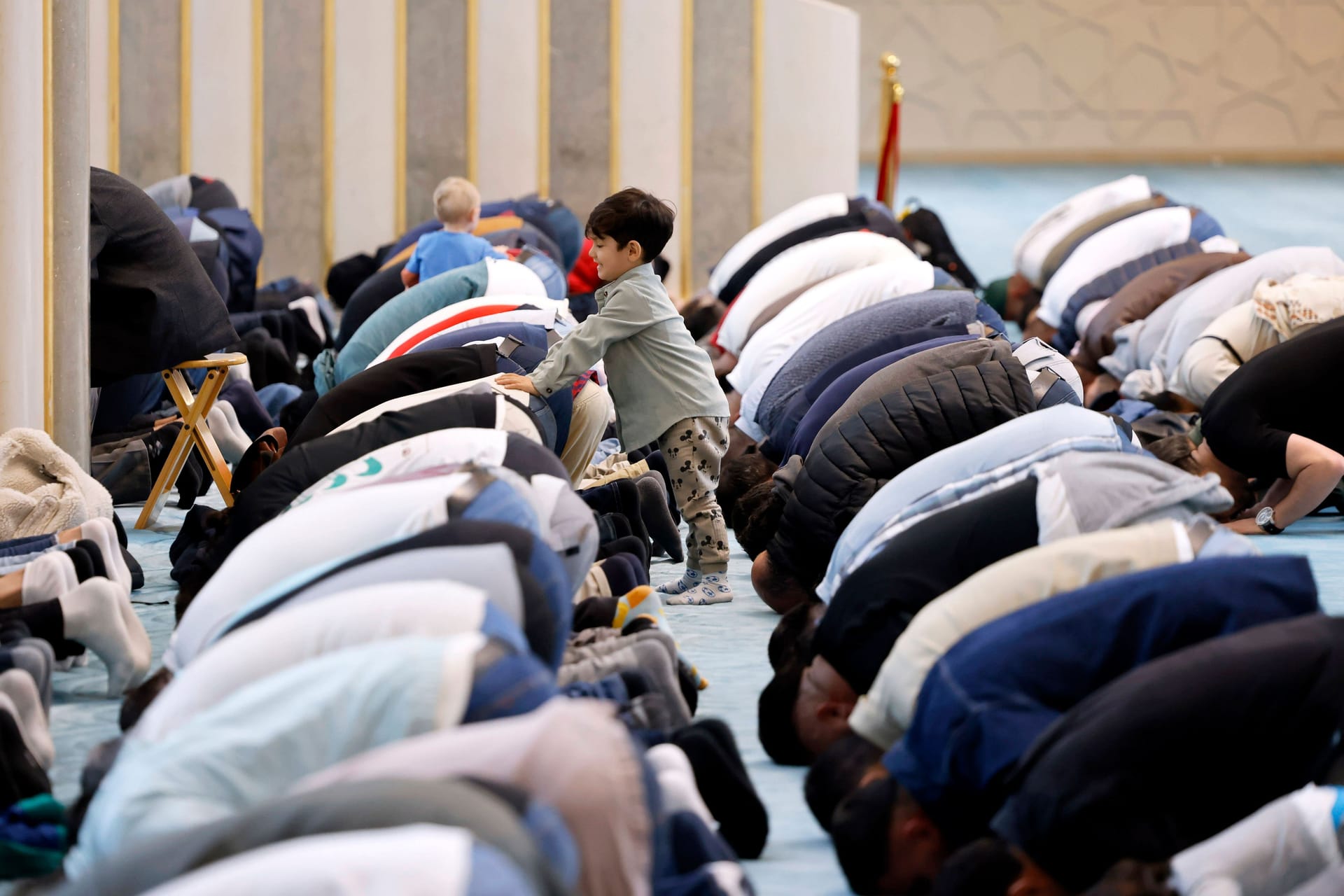 Muslime beten in der Ditib-Zentralmoschee in Köln-Ehrenfeld (Archivbild): Künftig soll die Türkei keine Imame mehr nach Deutschland entsenden.