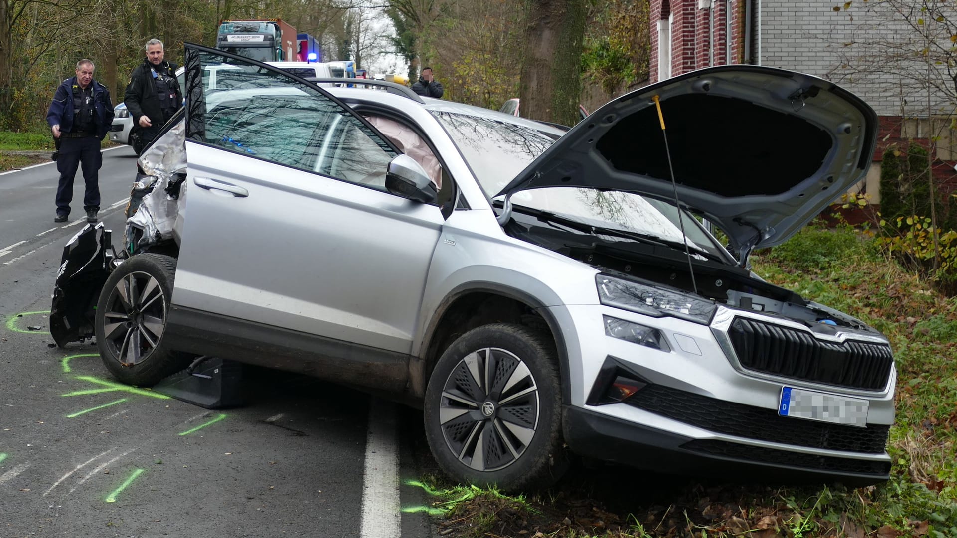 Der Unfallwagen: Drei Menschen wurden in Krankenhäuser gebracht.