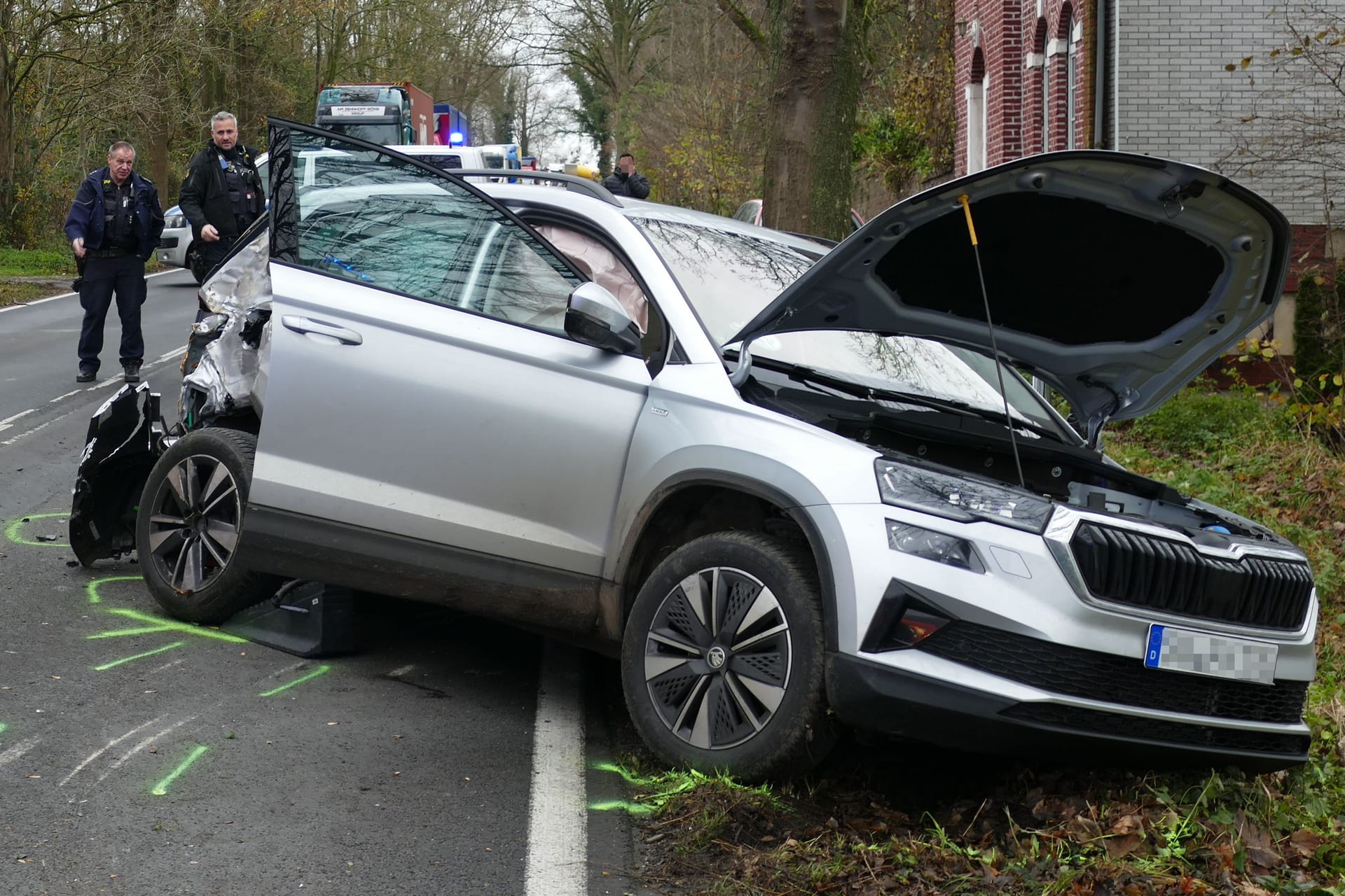 Der Unfallwagen: Drei Menschen wurden in Krankenhäuser gebracht.