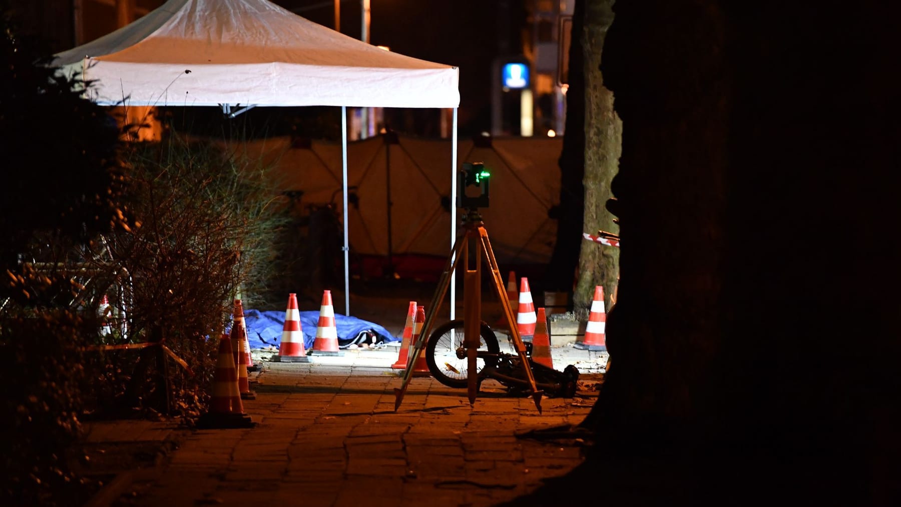 Sokakta bıçaklanan adam kaçtı