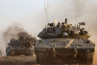 Israelische Panzer im Gazastreifen (Archivbild): Die Angriffe der israelischen Armee erstrecken sich laut Berichten auf den gesamten Gazastreifen.