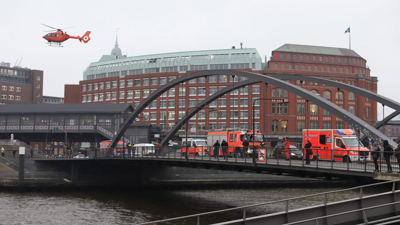 Ein Rettungshubschrauber steht über der Niederbaumbrücke: Am Baumwall hat eine Frau eine leblose Person gesehen.