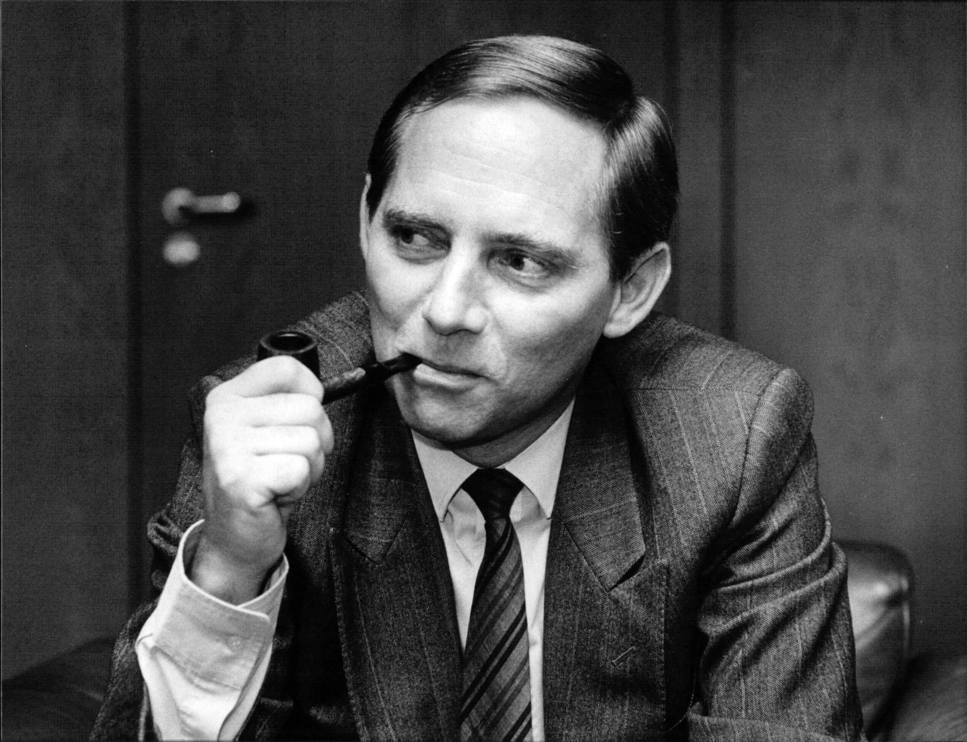 1972 wurde Schäuble das erste Mal Mitglied des Deutschen Bundestags. Unter dem damaligen Bundeskanzler Helmut Kohl war von 1984 Bundesminister für besondere Aufgaben und Chef des Bundeskanzleramtes, 1989 wurde er zum Bundesinnenminister ernannt.
