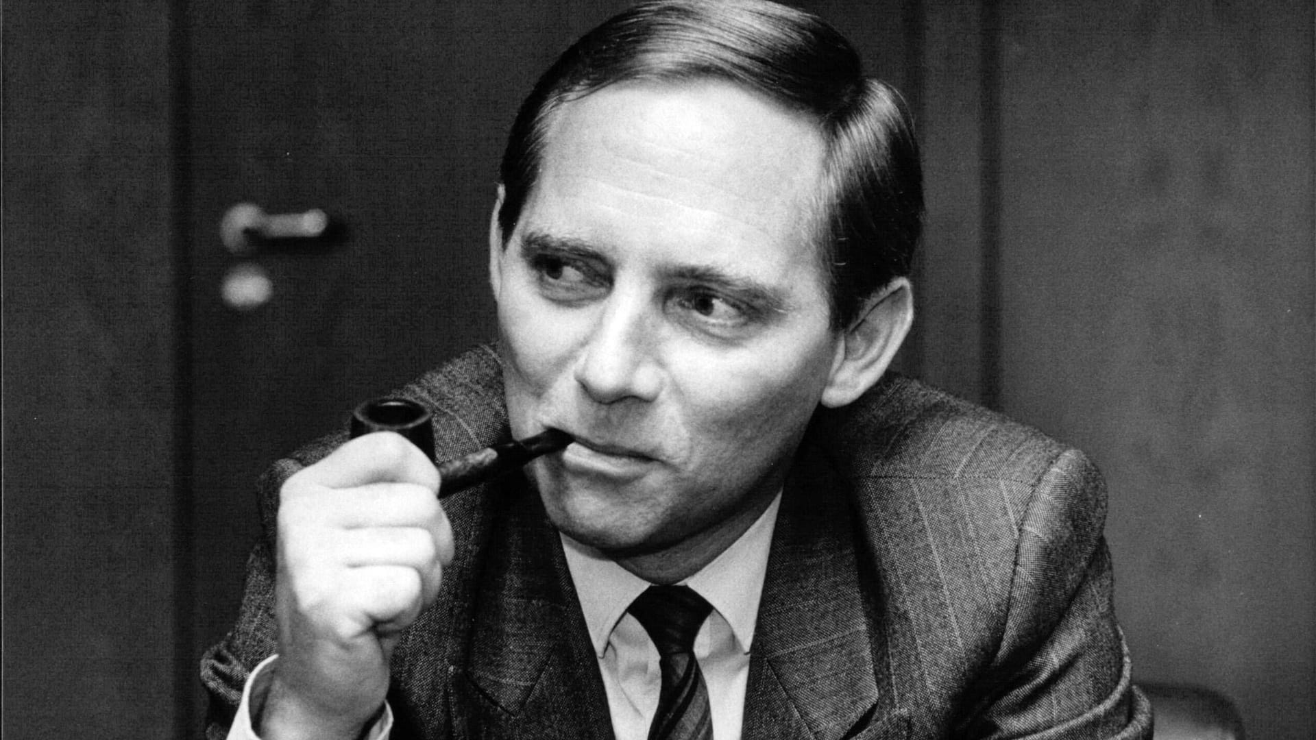 1972 wurde Schäuble das erste Mal Mitglied des Deutschen Bundestags. Unter dem damaligen Bundeskanzler Helmut Kohl war von 1984 Bundesminister für besondere Aufgaben und Chef des Bundeskanzleramtes, 1989 wurde er zum Bundesinnenminister ernannt.