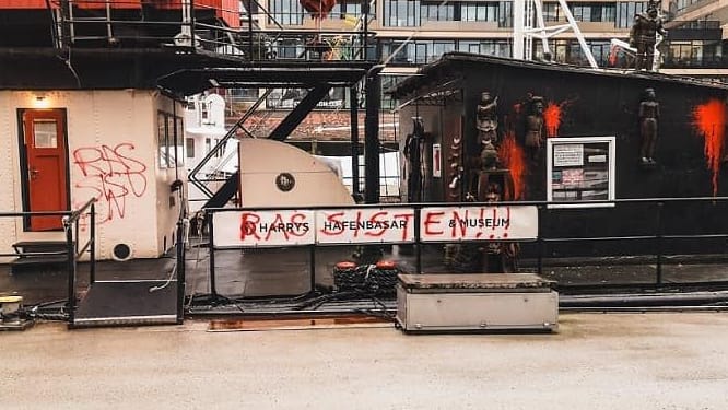 Schmierereien auf dem Hamburger Kult-Museum: Der Betreiber bittet um Spenden. Schmierereien auf dem Hamburger Kult-Museum: Der Betreiber bittet um Spenden.