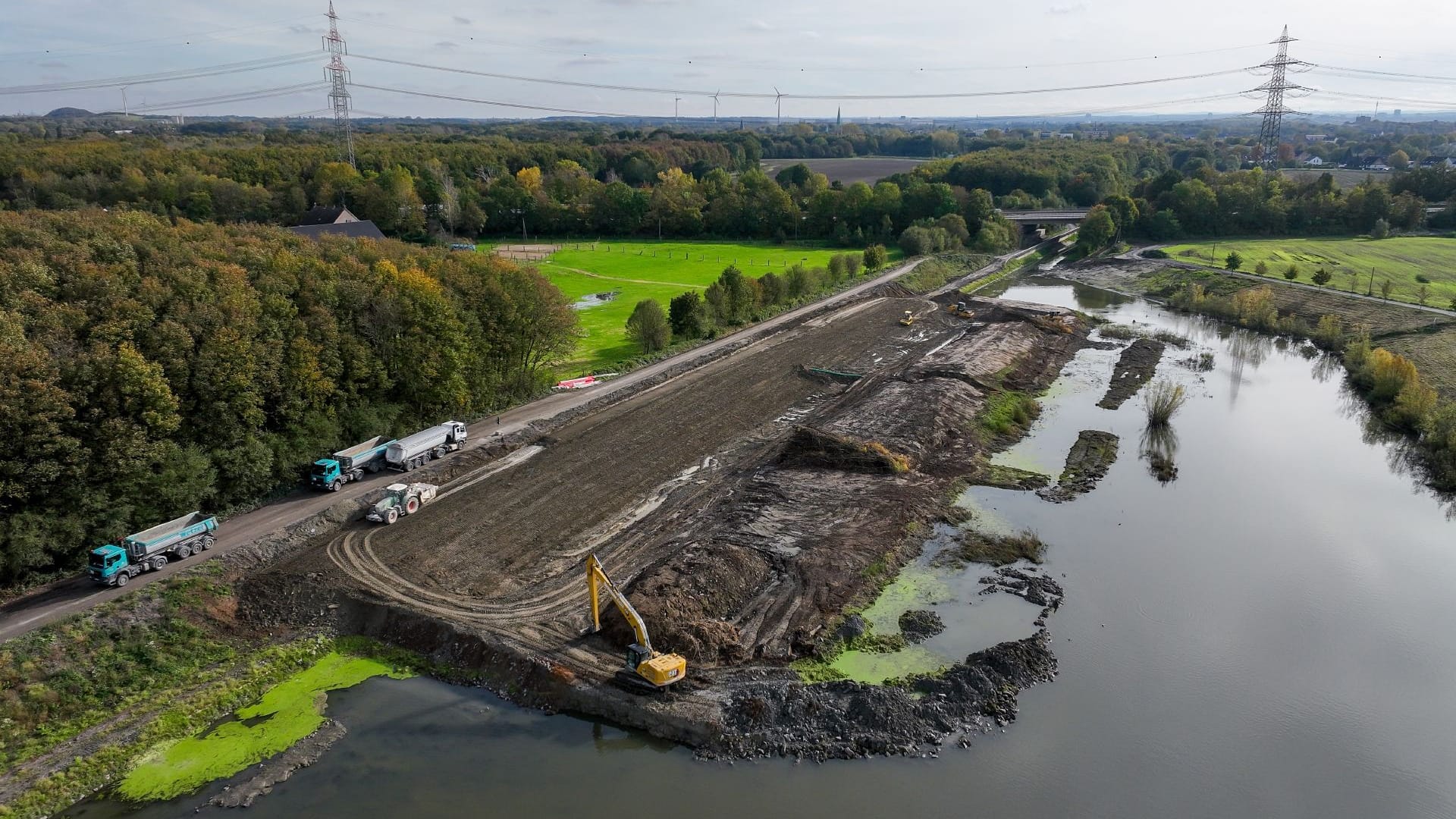 Wenn der Trenndamm des Rückhaltebeckens entfernt ist, fasst das Becken 1,1 Millionen Kubikmeter Wasser.