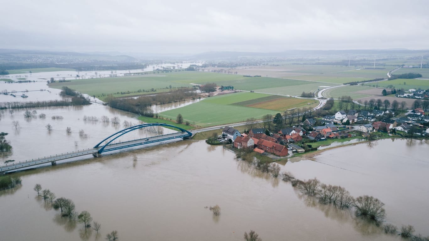 Wiesen und Felder werden vom Hochwasser der Weser bei Fuhlen im Landkreis Hameln-Pyrmont überflutet. Der Fluss hat in den vergangenen Tagen einen Pegelstand von 6,60 Metern erreicht.