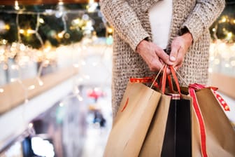 Eine Frau hält Einkaufstüten (Symbolbild): In Berlin ist am 17. Dezember der letzte verkaufsoffene Sonntag vor Weihnachten.