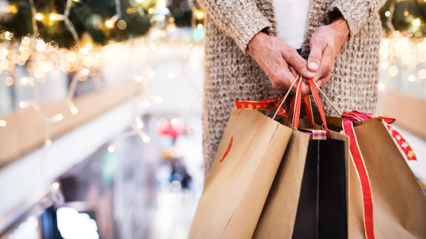 Eine Frau hält Einkaufstüten (Symbolbild): In Berlin ist am 17. Dezember der letzte verkaufsoffene Sonntag vor Weihnachten.