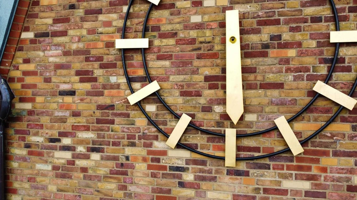 Blick auf die kaputte Uhr am Schleswiger Dom: Der Stundenzeiger wurde manuell nach unten gedreht.