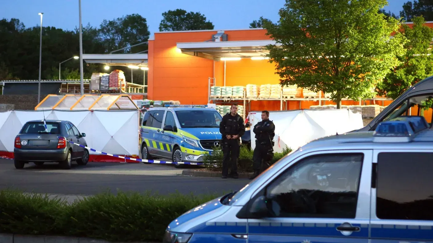 Polizisten stehen vor dem Tatort (Archivbild): Ein Mann hat seine Ehefrau auf einem Parkplatz erstochen. Polizisten stehen vor dem Tatort (Archivbild): Ein Mann hat seine Ehefrau auf einem Parkplatz erstochen.